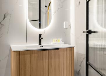 INNOVA Motel Bathroom LR