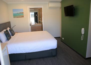 Motel Room 1 king bed Best Western Apollo Bay Motel and Apartments king bed 1