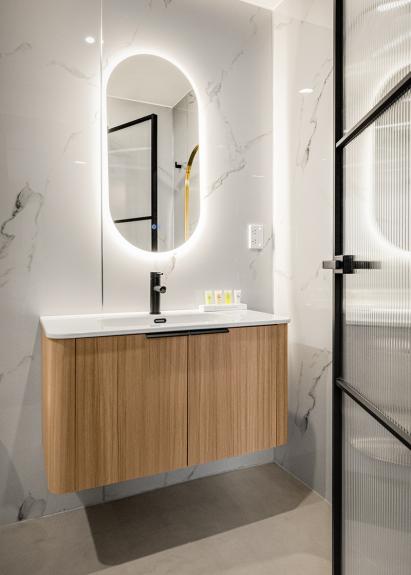 INNOVA Motel Bathroom LR