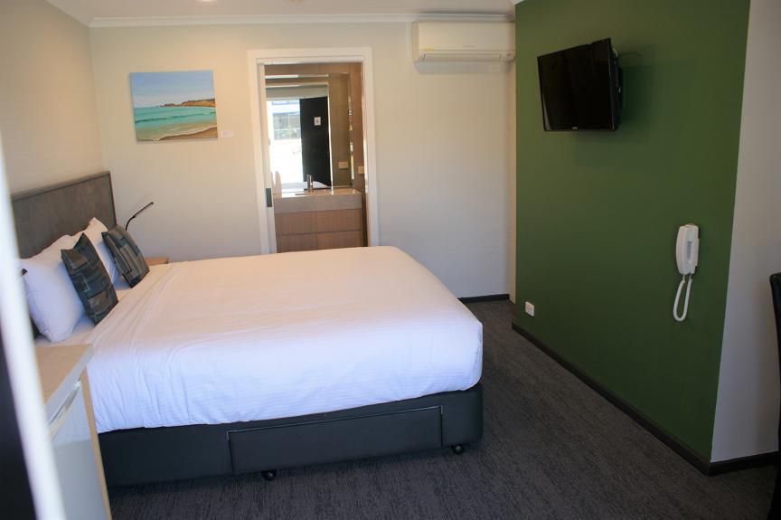 Motel Room 1 king bed Best Western Apollo Bay Motel and Apartments king bed 1
